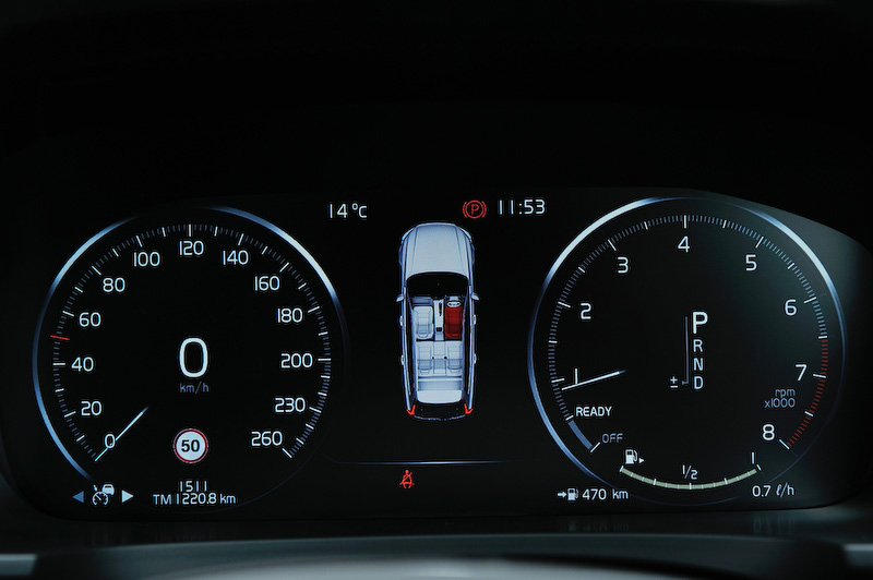 インテリアの基本デザインはベースのV90に準ずるが、ブラックに塗装されたウッドパネルは専用品になる。インテリアカラーはチャコール、シートカラーはアンバー