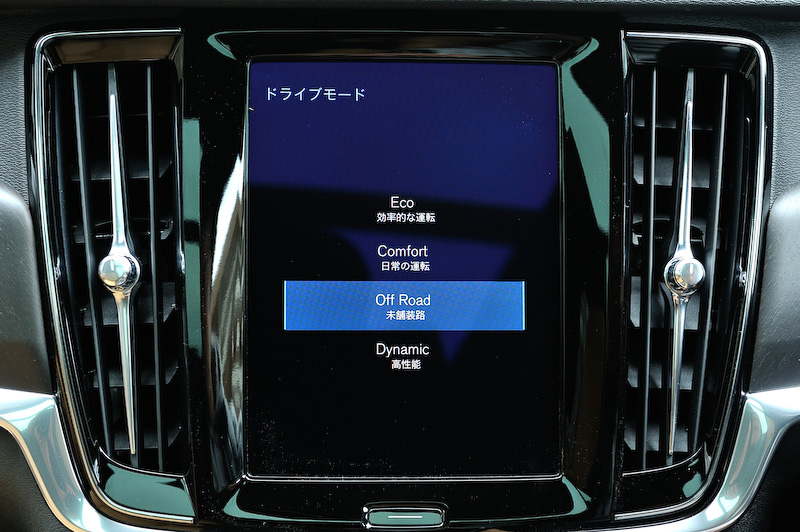 インテリアの基本デザインはベースのV90に準ずるが、ブラックに塗装されたウッドパネルは専用品になる。インテリアカラーはチャコール、シートカラーはアンバー