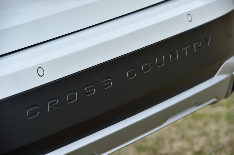 リアまわりでは「Cross Country」ロゴが入るバンパーを装着