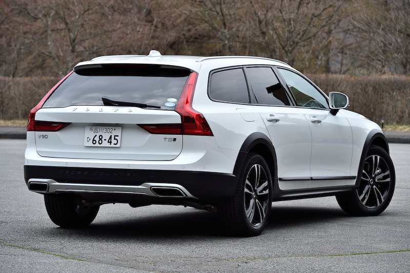 今回試乗したのはV90の派生モデル「V90 クロスカントリー」(T5 AWD Summum)。ボディサイズは4940×1905×1545mm(全長×全幅×全高)、ホイールベース2940mm。専用サスペンションの装着により地上高および全高は55mm引き上げられたほか、トレッドはV90(T6)比でフロント35mm増、リア25mm増となっている。車両価格は754万円だが、電動パノラマサンルーフやBowers&Wilkinsプレミアムサウンド・オーディオシステムといったオプションが付き、総額は829万9000円