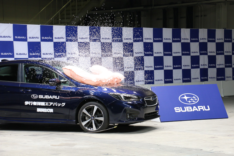 2種類目に試験は、土砂や雪などがボンネット上に溜まっていてもエアバッグが展開することを示す内容。試験用のダミー素材を巻き上げ、エアバッグが展開した