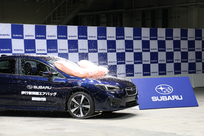 2種類目に試験は、土砂や雪などがボンネット上に溜まっていてもエアバッグが展開することを示す内容。試験用のダミー素材を巻き上げ、エアバッグが展開した