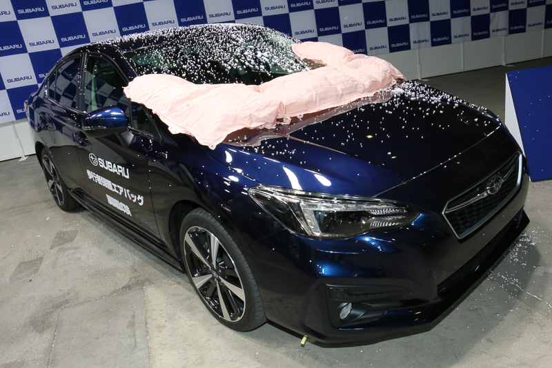 2種類目に試験は、土砂や雪などがボンネット上に溜まっていてもエアバッグが展開することを示す内容。試験用のダミー素材を巻き上げ、エアバッグが展開した