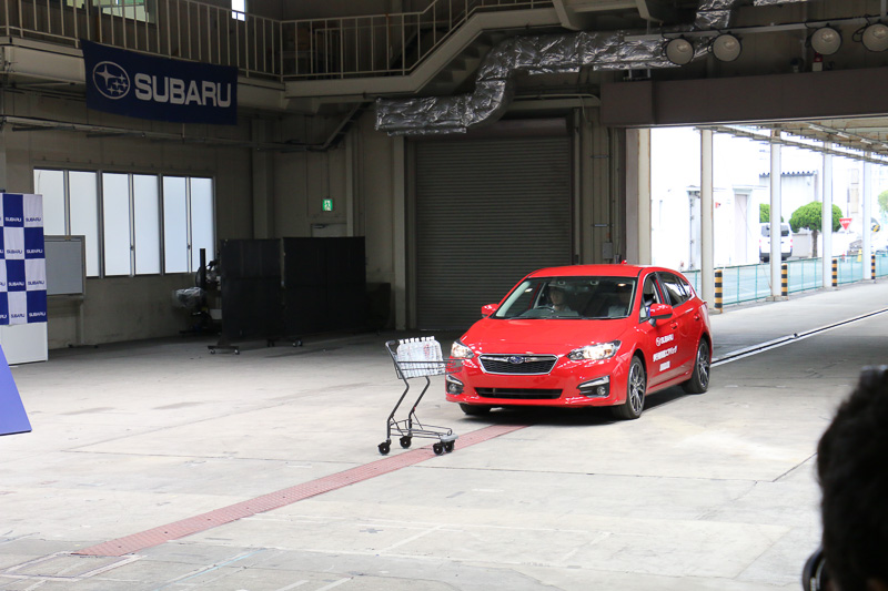 水が入ったペットボトルを載せたショッピングカートに衝突する試験。大きな衝撃でショッピングカートも跳ね飛ばされたが、歩行者保護エアバッグは展開しなかった