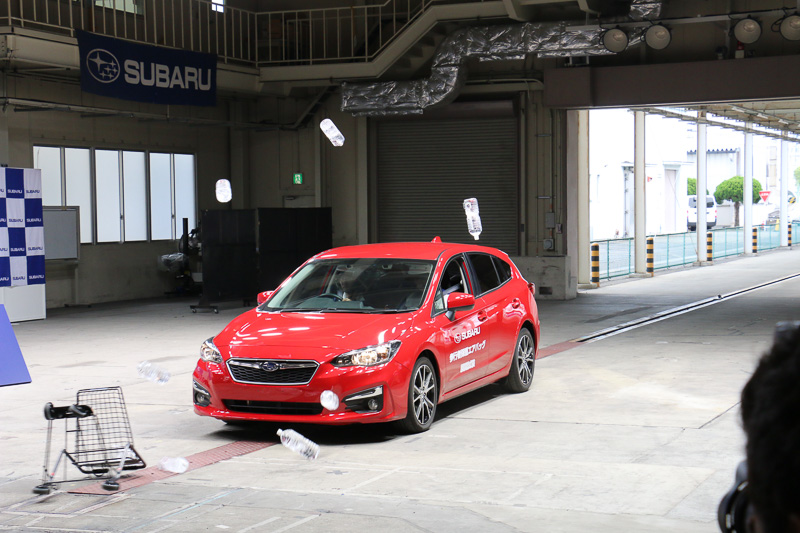 水が入ったペットボトルを載せたショッピングカートに衝突する試験。大きな衝撃でショッピングカートも跳ね飛ばされたが、歩行者保護エアバッグは展開しなかった