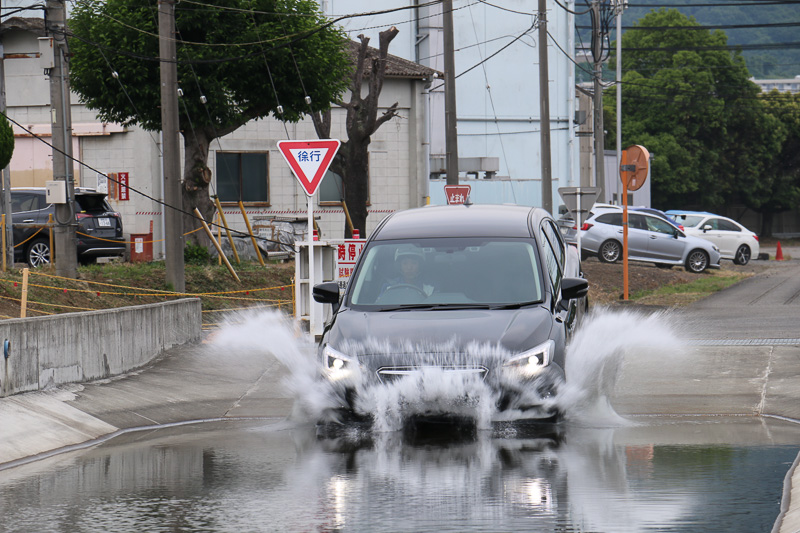 最後の試験は水深200mmの水壕に突入するシチュエーション。やはり歩行者保護エアバッグは作動していない
