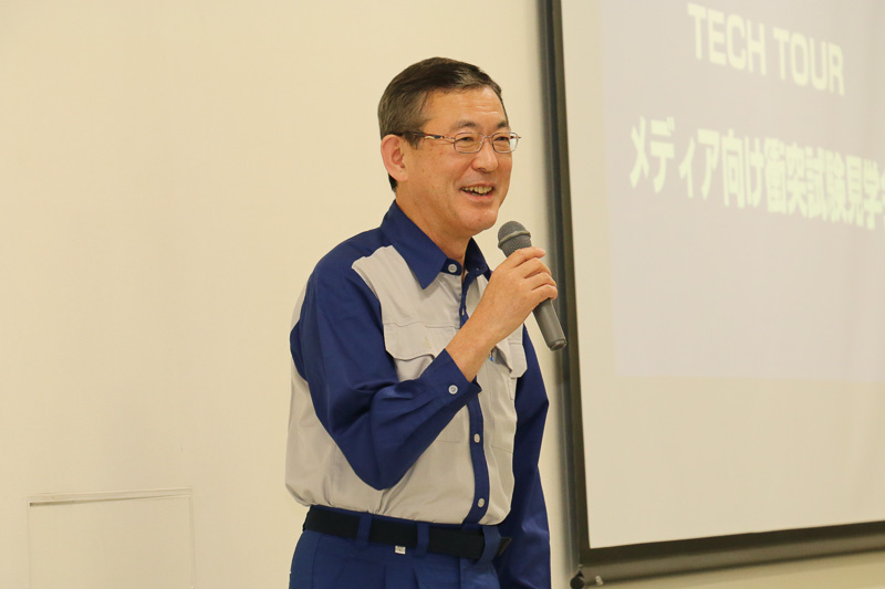 当初は登場予定のなかった株式会社スバル 代表取締役社長 吉永泰之氏も一瞬だけ飛び入り参加。「今日はどーん！とクルマをぶつけたり、いろいろとしますので、スバルの取り組みをいっぱい見ていってください」とコメントした