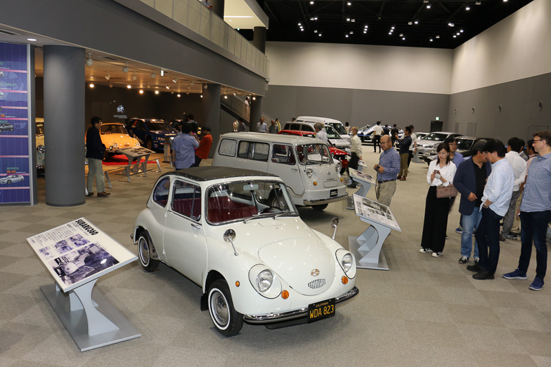 試験前のプレゼンテーションは歴代スバル車などの展示が行なわれている「スバルビジターセンター」が会場として使われた
