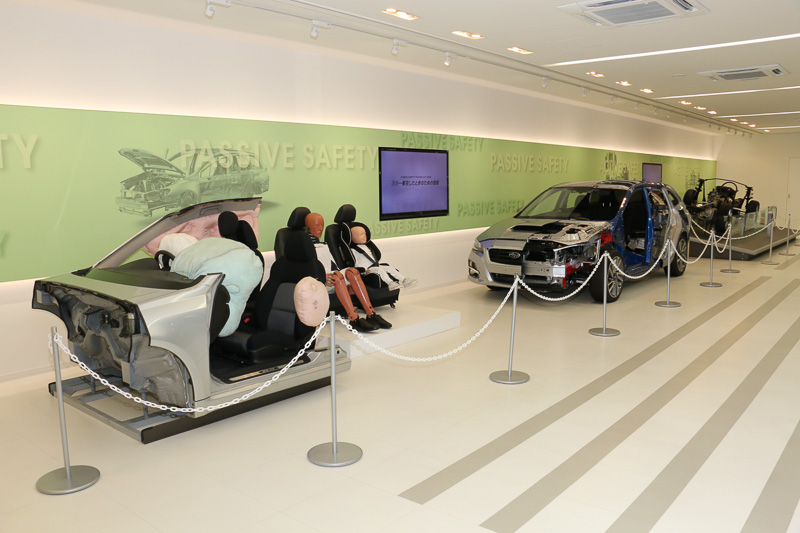 試験前のプレゼンテーションは歴代スバル車などの展示が行なわれている「スバルビジターセンター」が会場として使われた