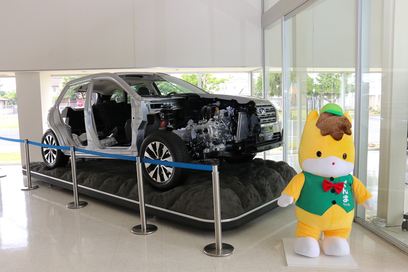 試験前のプレゼンテーションは歴代スバル車などの展示が行なわれている「スバルビジターセンター」が会場として使われた