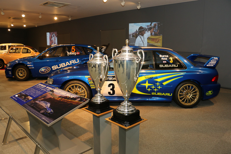 試験前のプレゼンテーションは歴代スバル車などの展示が行なわれている「スバルビジターセンター」が会場として使われた