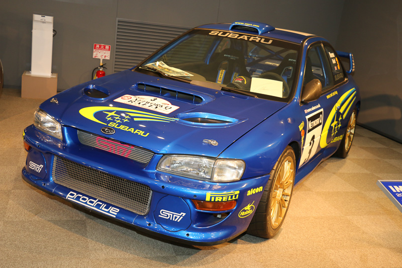 試験前のプレゼンテーションは歴代スバル車などの展示が行なわれている「スバルビジターセンター」が会場として使われた