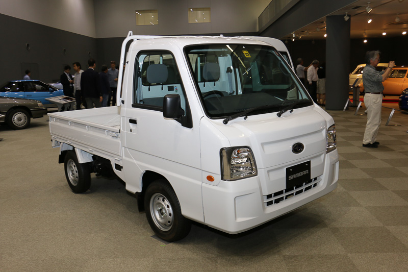 試験前のプレゼンテーションは歴代スバル車などの展示が行なわれている「スバルビジターセンター」が会場として使われた