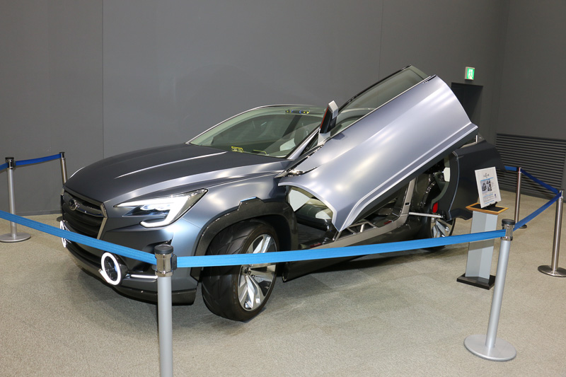 試験前のプレゼンテーションは歴代スバル車などの展示が行なわれている「スバルビジターセンター」が会場として使われた