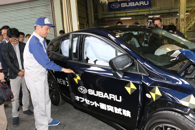 衝突後もドアが開くこと、ボンネットがヒンジ部分で山折りになってフロントウィンドウに刺さらないようになっていることなどを解説