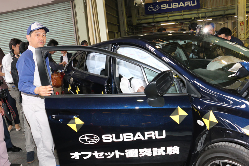 衝突後もドアが開くこと、ボンネットがヒンジ部分で山折りになってフロントウィンドウに刺さらないようになっていることなどを解説