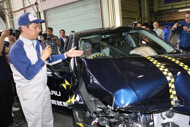 衝突後もドアが開くこと、ボンネットがヒンジ部分で山折りになってフロントウィンドウに刺さらないようになっていることなどを解説