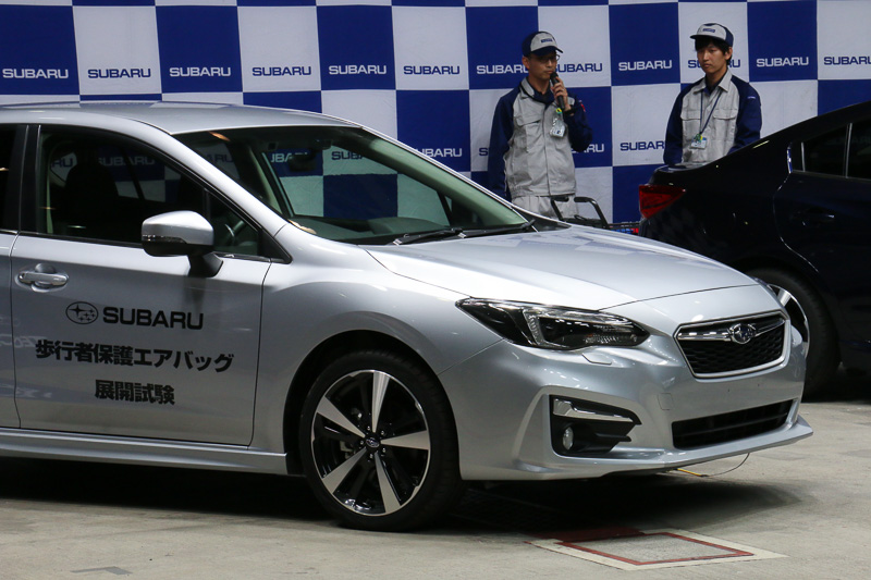 圧縮空気を使ってインプレッサの歩行者保護エアバッグを展開する試験。大きな音を伴って瞬間的にエアバッグが展開