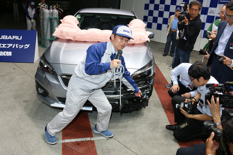 車両のフロントバンパーの一部を外し、衝突した物体を判定する圧力センサーとシリコンチューブについて解説