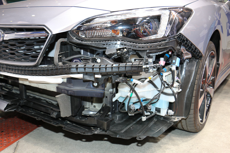 車両のフロントバンパーの一部を外し、衝突した物体を判定する圧力センサーとシリコンチューブについて解説
