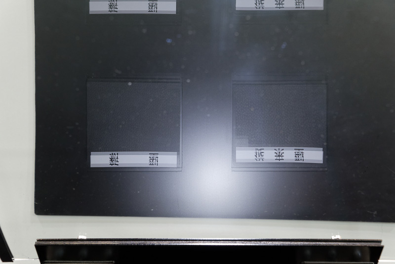 従来のシボ加工と新しいシボ加工の反射具合をチェック。従来品はやや白さが強く見える