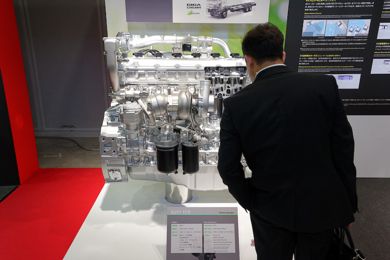 人が近くに立つと大きさがよく分かる。それでも他メーカーのエンジンと比べてコンパクトなようだ