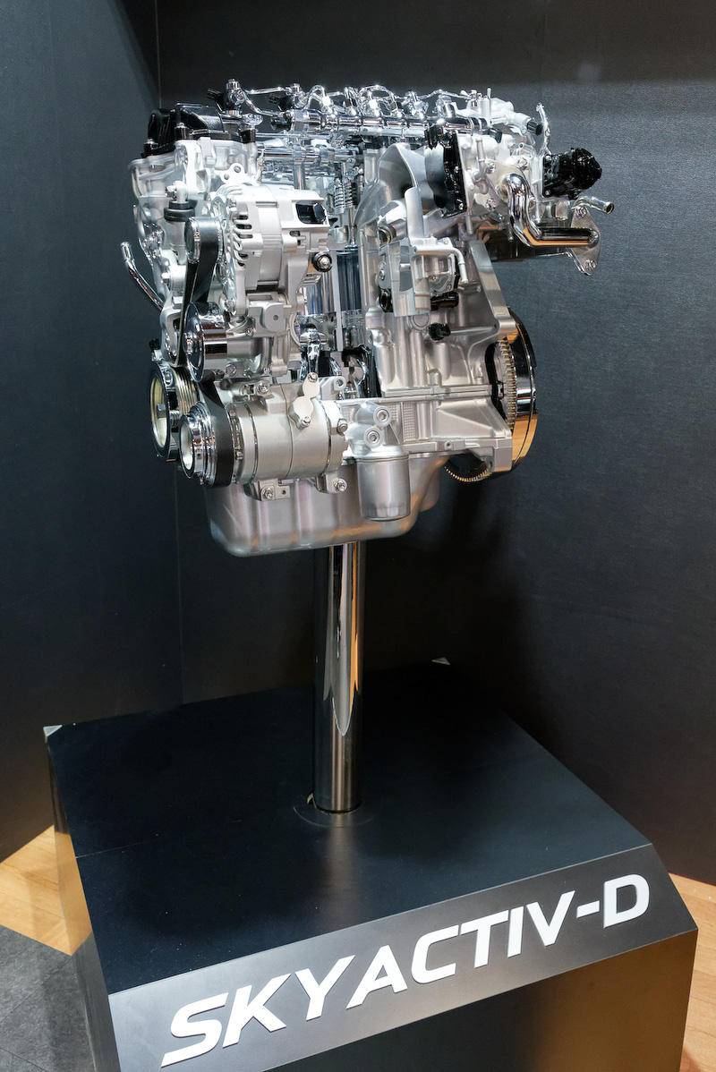 SKYACTIV-Dエンジンのカットモデルと、i-ACTIVSENSEの解説