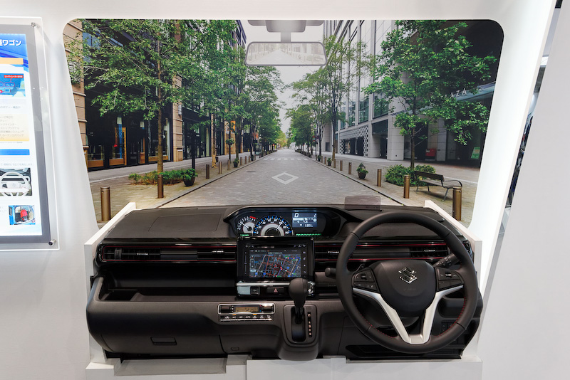 2月発売の新型「ワゴンR」の運転席を模した機能紹介デモ