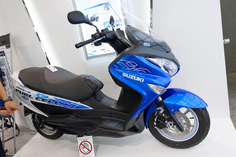 燃料電池2輪車「バーグマン フューエルセル」。空冷式燃料電池ユニットをシート下に搭載し、リチウムイオン電池との組み合わせでモーター（最高出力4.5kW）を回す