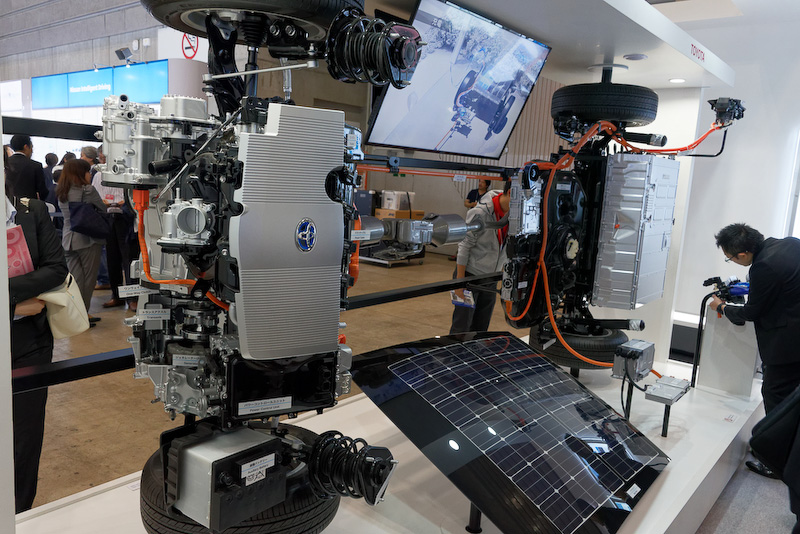 立てかけられた「プリウスPHV」のパワートレーン