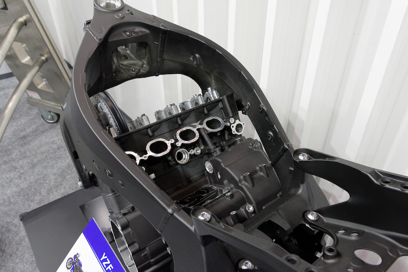 「YZF-R1」が丸裸。フレームやホイールなど大部分がマグネシウム合金となっている
