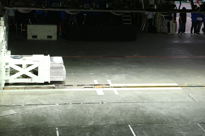 XVがカタパルトに牽引されてアルミバリアに衝突。エアバッグが開くもフロントウィンドウは割れず、ダミー人形の着座位置に大きな乱れは見られない