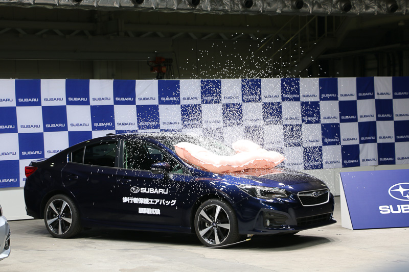 発泡スチロールが一気に飛散しており、軽い物であれば一瞬で吹き飛ばせることがよく分かる