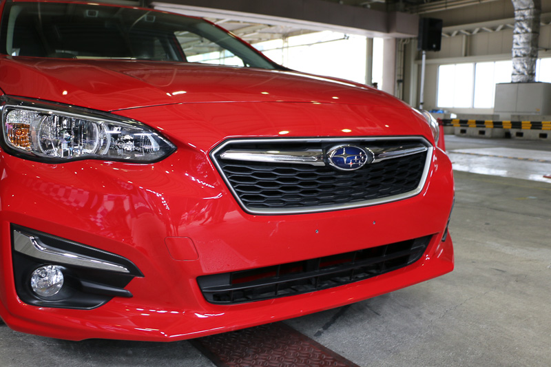 ペットボトルが飛ぶ様子から衝撃の強さは伝わったが、車両のバンパーとボンネットに薄い擦り傷ができているだけ