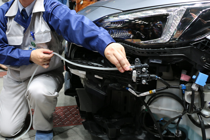 歩行者保護エアバッグの展開は、バンパーの内側にあるシリコンチューブ内の空気の圧力を、チューブの両端に取り付けた圧力センサーで感知することにより制御している