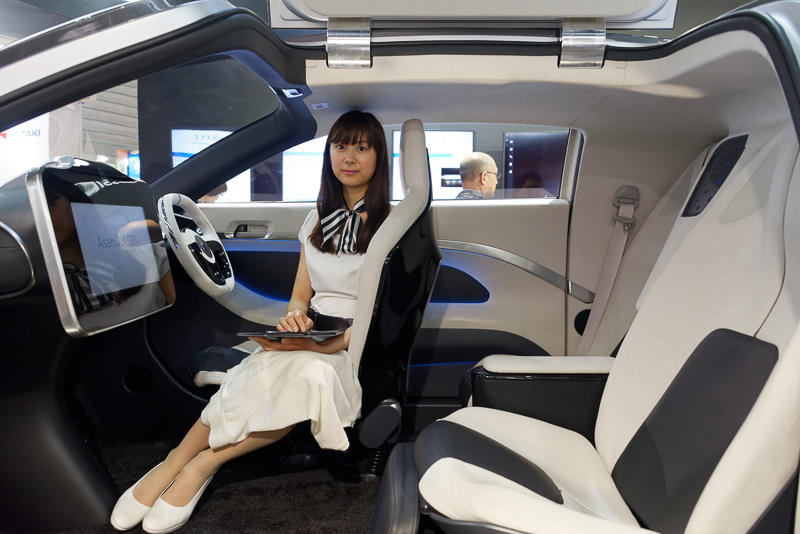 旭化成グループの持つ素材、デバイス技術を駆使することで、シートや外装などに新規素材を用いて軽量化。音声認識による機能制御、二酸化炭素センサーを応用した眠気防止といった先進技術の搭載を想定したものとなっている