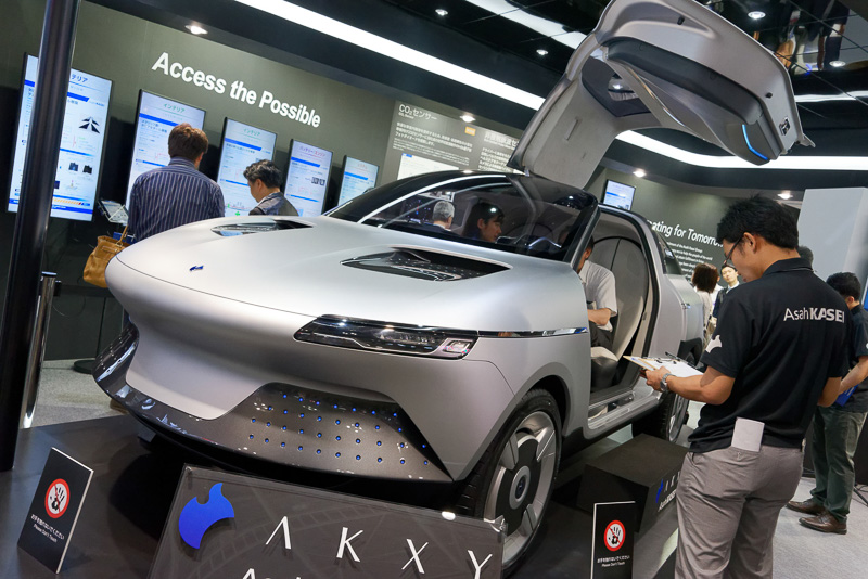 旭化成とEV（電気自動車）メーカーのGLMが共同開発したコンセプトカー「AKXY（アクシー）」