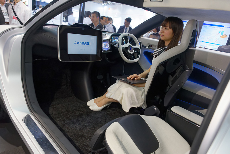 旭化成グループの持つ素材、デバイス技術を駆使することで、シートや外装などに新規素材を用いて軽量化。音声認識による機能制御、二酸化炭素センサーを応用した眠気防止といった先進技術の搭載を想定したものとなっている