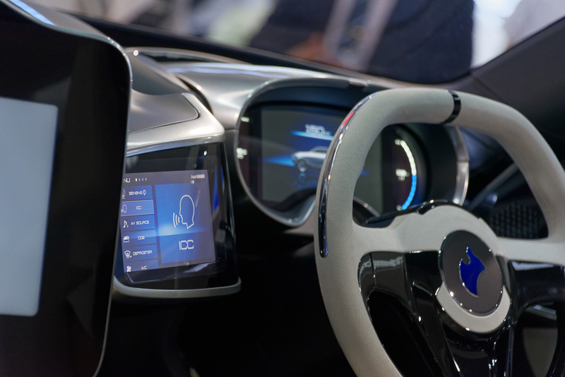 旭化成グループの持つ素材、デバイス技術を駆使することで、シートや外装などに新規素材を用いて軽量化。音声認識による機能制御、二酸化炭素センサーを応用した眠気防止といった先進技術の搭載を想定したものとなっている