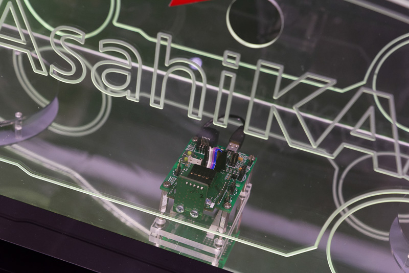 こちらが二酸化炭素センサー。他社従来品より格段に小型化した独自開発のセンサーチップを使用し、応答速度も高速。AKXYだけでなく、他社のIoT機器に搭載されることも決定している