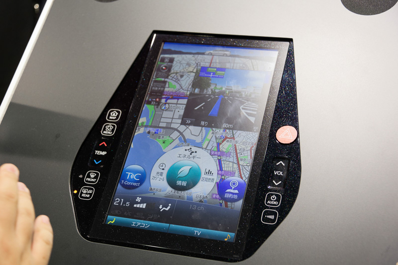 デンソーのブースでは、トヨタ自動車の新型「プリウス PHV」に搭載されている「マルチアプリ対応大画面ディスプレイ」の操作性を試せる