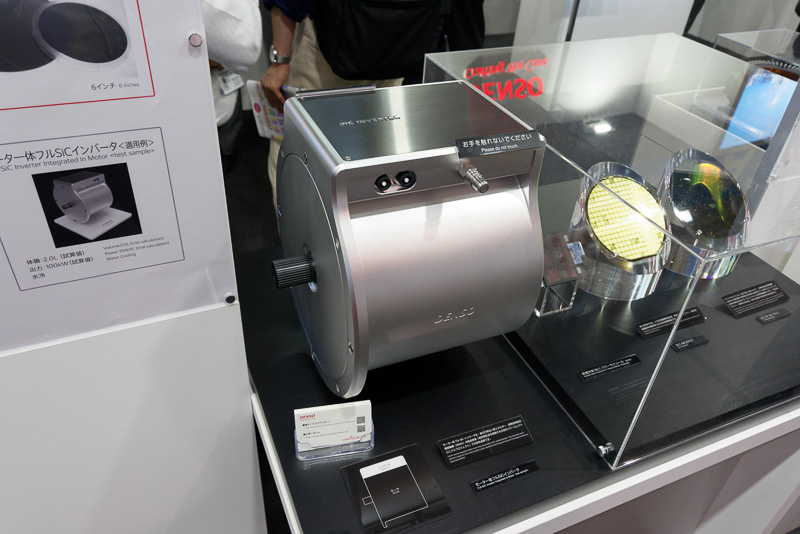 「モーター一体フルSiCインバータ」。EVやハイブリッドカーにおける高効率な動力源として用いられる