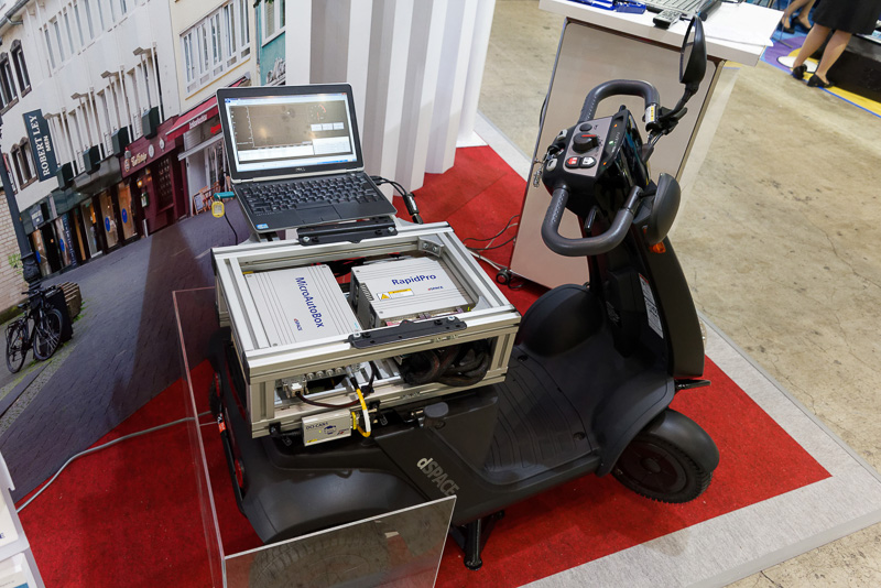ADASや自動運転のシステム開発を手がけるdSPACE。モデルベース開発に最適な代替えECUのユニットなどを搭載したカートを展示している