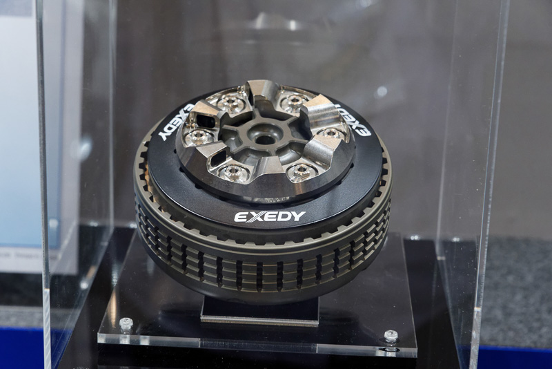 主に東南アジアなど新興国の低排気量バイク向けクラッチディスクを製造するEXEDY。一方でMotoGPのトップチームであるMovistar Yamaha MotoGPのロッシ選手とビニャーレス選手のマシンに乾式多板クラッチを供給している