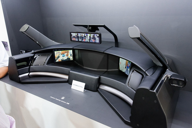 1903年創業の市光工業。自動車用ライトの製造を長年手がける同社が展示していたのは、ルームミラーやサイドミラーをカメラ映像で代替えするシステム