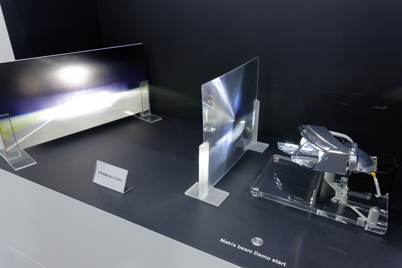 前走車や対向車を避ける形でハイビームを照射できる新しいLEDライトシステムのデモ