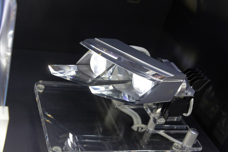 前走車や対向車を避ける形でハイビームを照射できる新しいLEDライトシステムのデモ