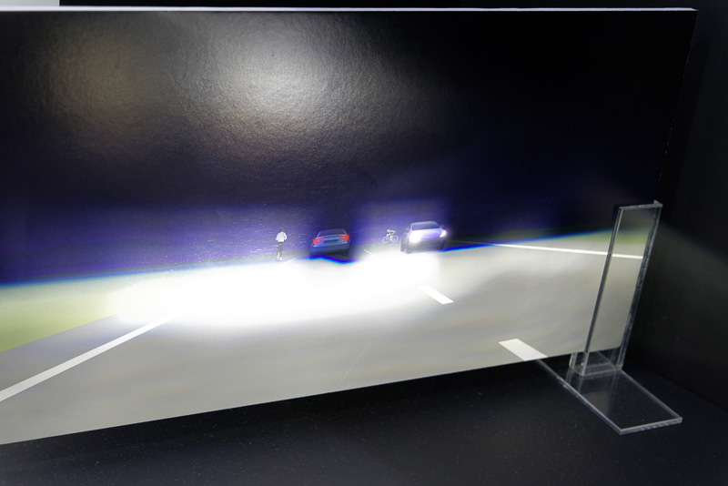 前走車や対向車を避ける形でハイビームを照射できる新しいLEDライトシステムのデモ