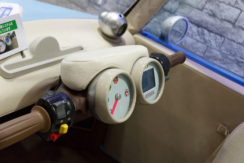 この車両のメーターカバーとスピーカーの塗料として、三井化学の「スタビオ PDI 自己修復システム」を使用。傷がついても自然修復する