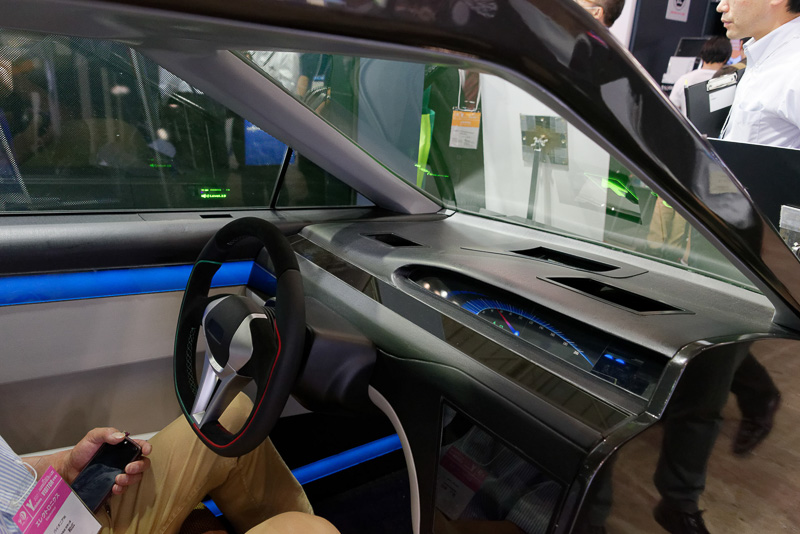 積水化学工業は「自発光中間膜」によるヘッドアップディスプレイをデモ